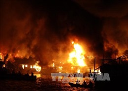 Cháy nổ kinh hoàng thiêu rụi hơn 70 căn nhà ven cửa sông Cái